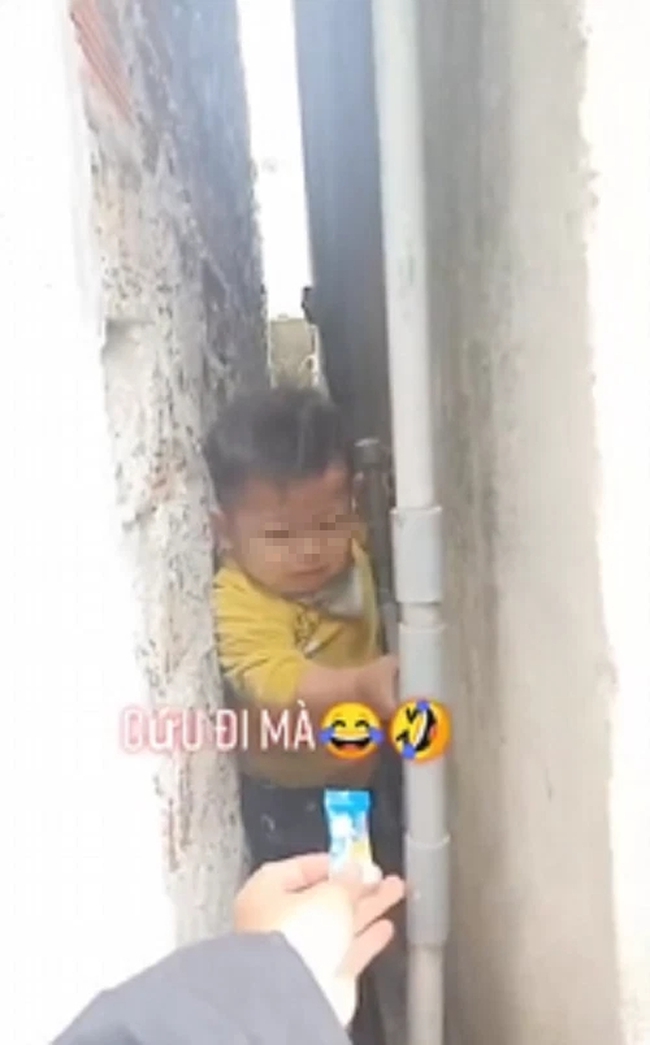Em bé mắc kẹt trong khe nhỏ giữa hai nhà, nín thở theo dõi pha giải cứu của người mẹ đến tận giây cuối cùng - Ảnh 2. Em bé mắc kẹt trong khe nhỏ giữa hai nhà, nín thở theo dõi pha giải cứu của người mẹ đến tận giây cuối cùng - Ảnh 2.