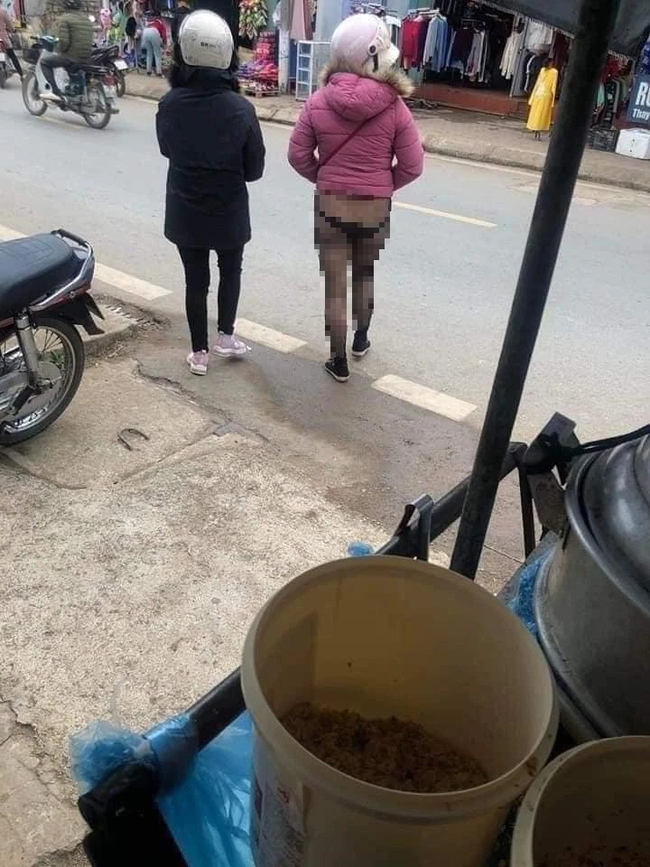 Chị gái mặc quần tất trong suốt để lộ luôn "quần nhỏ", đi khắp chợ khiến bao người hiếu kì - Ảnh 2. Chị gái mặc quần tất trong suốt để lộ luôn "quần nhỏ", đi khắp chợ khiến bao người hiếu kì - Ảnh 2.