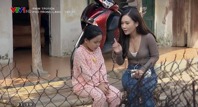 Nữ y tá "Phố trong làng" khoe ngực "ngồn ngộn" cạnh trẻ nhỏ khiến netizen nhức mắt bình luận mỉa mai - Ảnh 3.