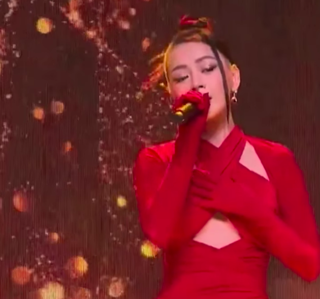 Chi Pu mặc đồ lộ cả chân ngực sexy, sau 3 tháng đi du học Mỹ hát live thế nào mà netizen "chết điếng" - Ảnh 7. Chi Pu mặc đồ lộ cả chân ngực sexy, sau 3 tháng đi du học Mỹ hát live thế nào mà netizen "chết điếng" - Ảnh 7.