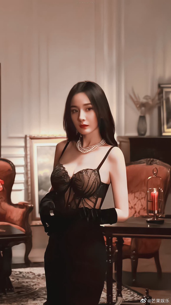 Dương Mịch diện váy ngủ khoe vòng 1 căng đét, netizen mỉa mai: Có vợ thế này mà Lưu Khải Uy còn đi "đọc kịch bản đêm" thật là mắt mù - Ảnh 2. Dương Mịch diện váy ngủ khoe vòng 1 căng đét, netizen mỉa mai: Có vợ thế này mà Lưu Khải Uy còn đi "đọc kịch bản đêm" thật là mắt mù - Ảnh 2.