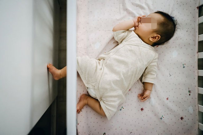 Cha mẹ nên lưu ý tạo không gian an toàn cho giấc ngủ của trẻ (Ảnh: Bác sĩ cung cấp)