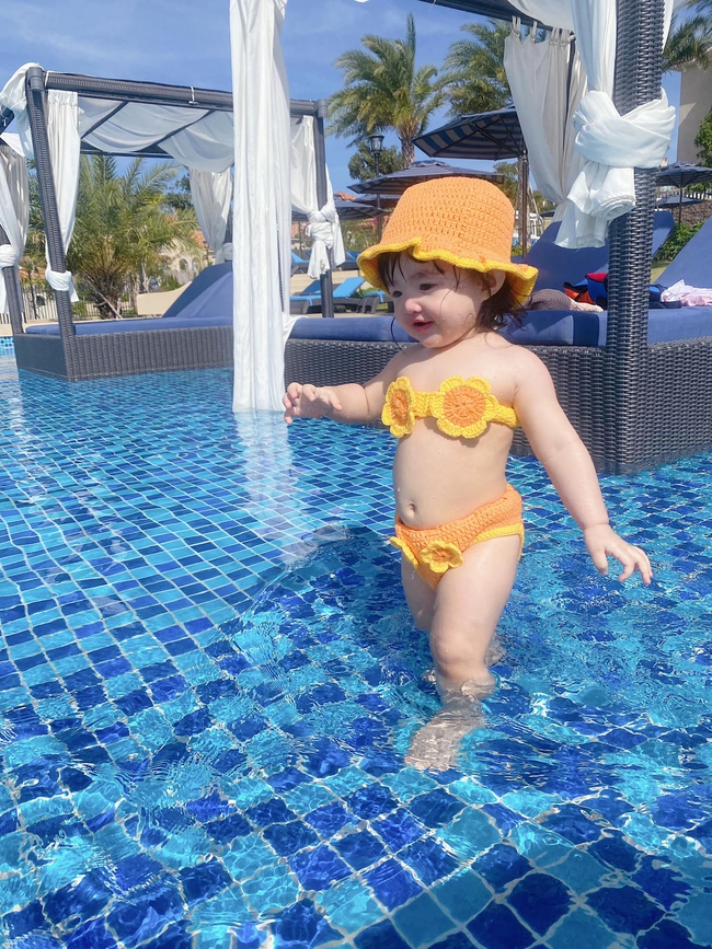Con gái Đông Nhi khiến netizen &quot;đổ rầm rầm&quot; khi diện đồ bơi khoe vóc dáng mũm mĩm siêu đáng yêu - Ảnh 4.