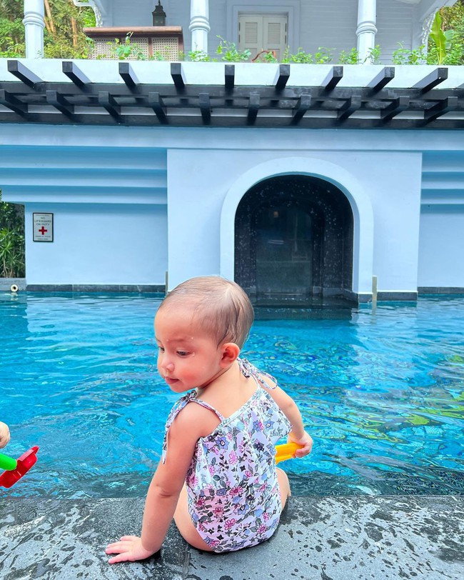 &quot;Cây hài mới nổi&quot; nhà Hồ Ngọc Hà gọi tên Lisa: Nhóc tỳ điềm tĩnh ngày nào giờ lại &quot;lầy lội&quot; thế này đây - Ảnh 3.