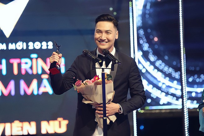 Bị vợ hỏi sao không hôn Mạnh Trường ở VTV Awards, Hồng Đăng tuyên bố: &quot;Nó định hôn anh đẩy ra ngay đấy!&quot; - Ảnh 1.