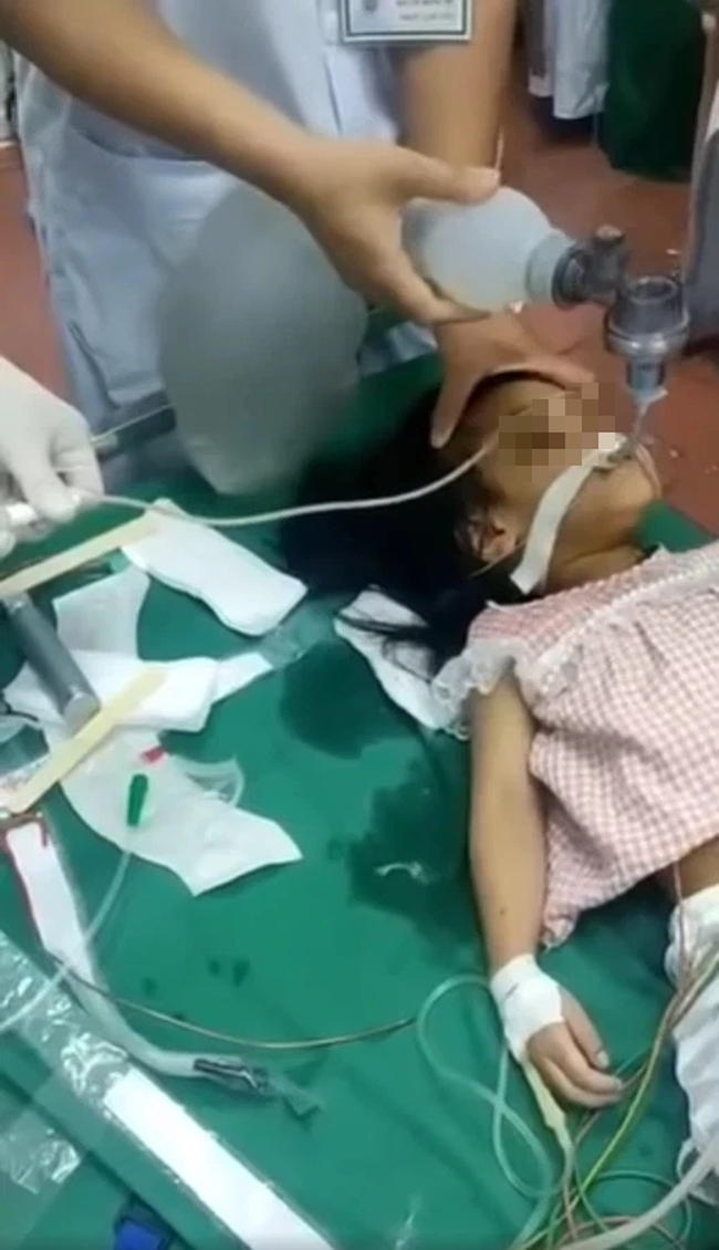 Xuất hiện clip nghi là bé gái 3 tuổi ở Hà Nội khi cấp cứu ở viện Nhi, người nồng nặc mùi thuốc trừ sâu - Ảnh 2.
