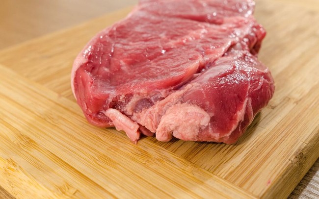 6 dấu hiệu chứng tỏ thịt lợn ngoài chợ đã bị bơm nước, nhiễm bẩn, gian thương lợi dụng Tết nhất ăn lãi to chẳng dại gì rỉ tai mách nước bạn tránh né - Ảnh 2.