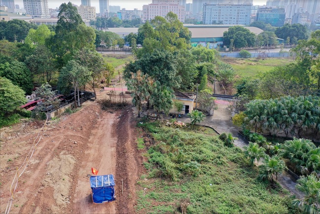 Lán trai do người dân dựng tại khu vực nghĩa trang (ảnh do CĐT chung cấp)