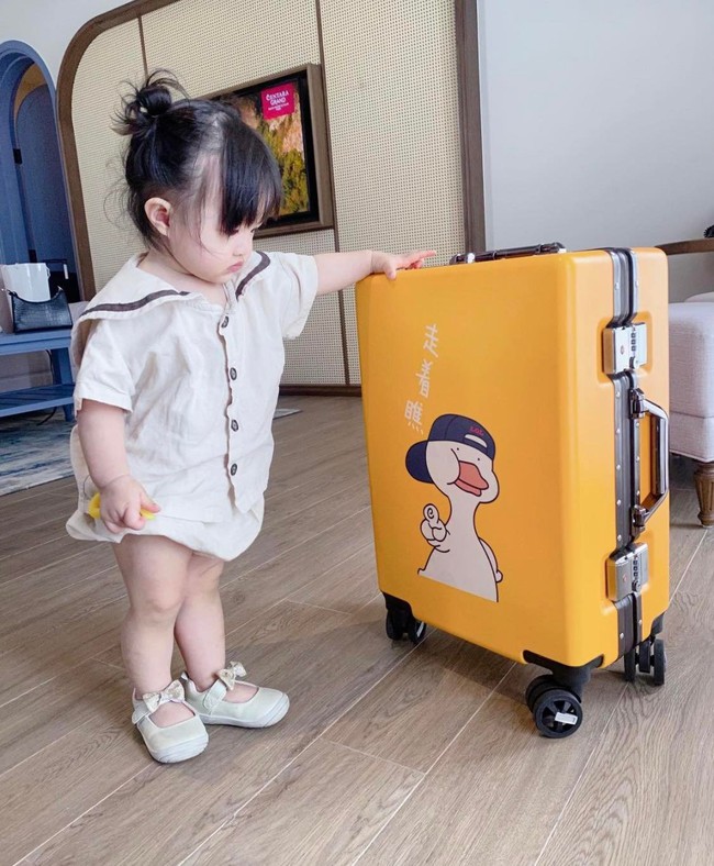 Tiểu thư Winnie nhà Đông Nhi khoe chiếc vali mới yêu xỉu, giá khá hợp lý mẹ nào cũng có thể sắm cho con - Ảnh 1.