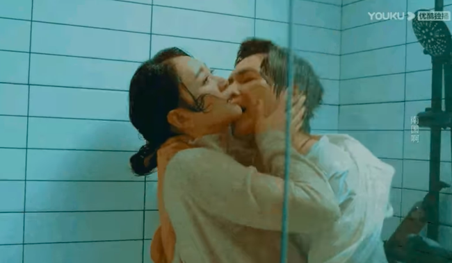 &quot;Đời này có em&quot;: Chung Hán Lương hôn Lý Tiểu Nhiễm như phim 18+, sốc nhất cảnh cắn môi như nuốt mặt nữ chính - Ảnh 2.
