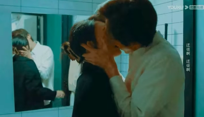 &quot;Đời này có em&quot;: Chung Hán Lương hôn Lý Tiểu Nhiễm như phim 18+, sốc nhất cảnh cắn môi như nuốt mặt nữ chính - Ảnh 3.