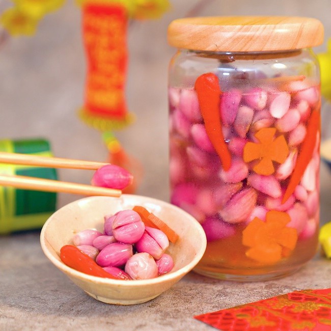 Tết mà có hũ hành ngâm giòn ngon này thì chẳng lo ngấy thịt, sợ dầu mỡ hay đầy bụng! - Ảnh 1. Tết mà có hũ hành ngâm giòn ngon này thì chẳng lo ngấy thịt, sợ dầu mỡ hay đầy bụng! - Ảnh 1.