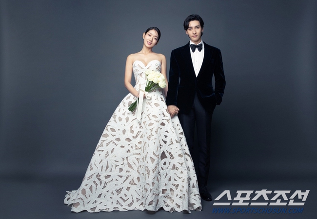 HOT: Lộ hình ảnh hiếm hoi trong đám cưới kín đáo của Park Shin Hye và ông xã kém tuổi - Ảnh 4.