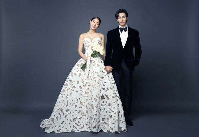 3 bộ váy cưới giấu bụng to cực chuẩn của Park Min Young - Ảnh 5.
