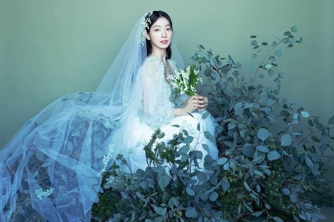 3 bộ váy cưới giấu bụng to cực chuẩn của Park Min Young - Ảnh 8.