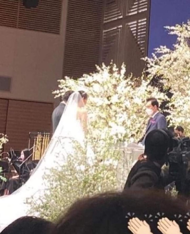 HOT: Lộ hình ảnh hiếm hoi trong đám cưới kín đáo của Park Shin Hye và ông xã kém tuổi - Ảnh 3.