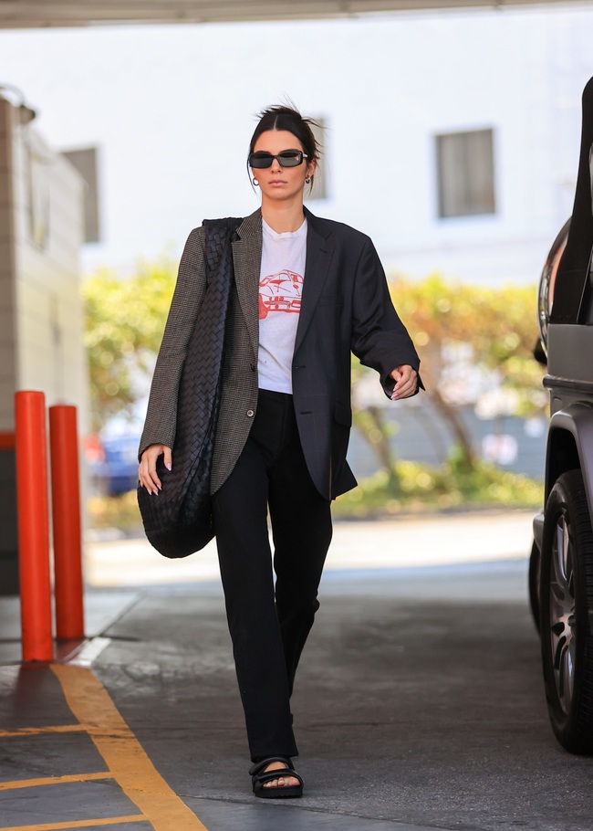 Kendall Jenner diện blazer theo những cách không cầu kỳ, nhưng vẫn siêu chất  - Ảnh 2.