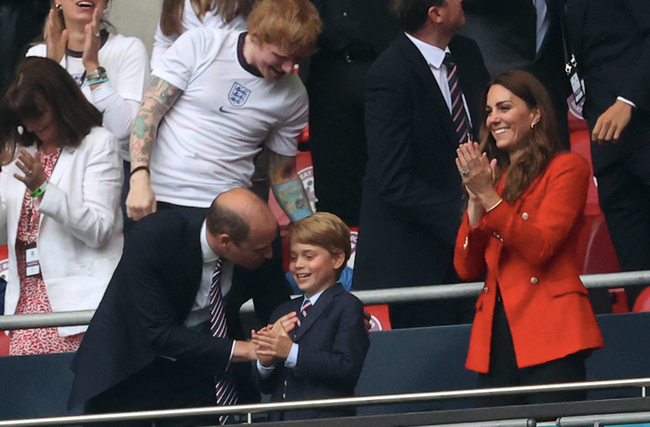 Hình ảnh mới nhất của Hoàng tử George &quot;gây sốt&quot; MXH cho thấy nhà Công nương Kate dạy con tuyệt vời như thế nào - Ảnh 3.