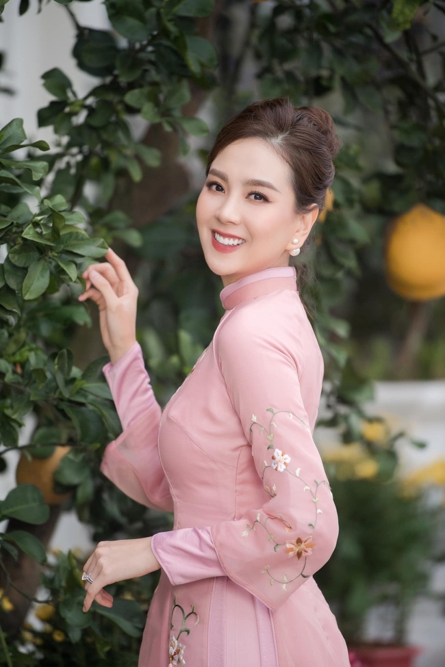 Không hổ danh &quot;nữ MC đẹp nhất VTV&quot;, Mai Ngọc sánh vai cùng hai Hoa hậu nhưng nhan sắc không hề kém cạnh - Ảnh 1.