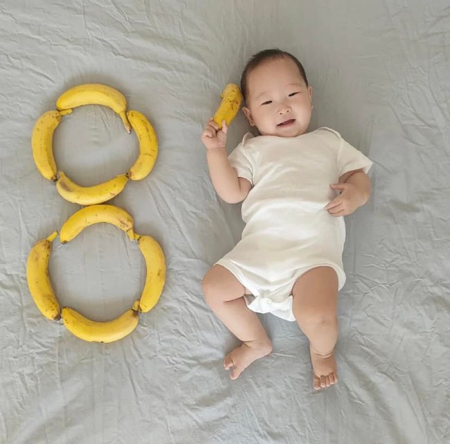 Ngắm sự thay đổi của em bé qua từng tháng bằng 12 bức ảnh, sự khác biệt giữa lúc mới sinh và 1 tuổi khiến ai nấy cười ngặt nghẽo - Ảnh 5.