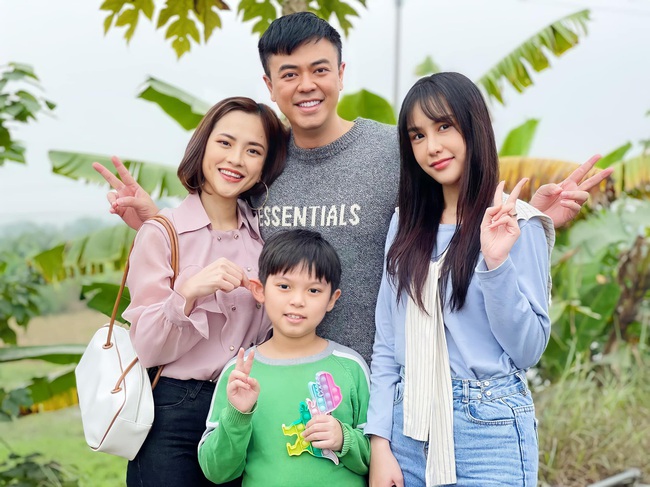 MC Tuấn Tú khoe ảnh đại gia đình ở hậu trường Anh có phải đàn ông không - Ảnh 2. MC Tuấn Tú khoe ảnh đại gia đình ở hậu trường Anh có phải đàn ông không - Ảnh 2.
