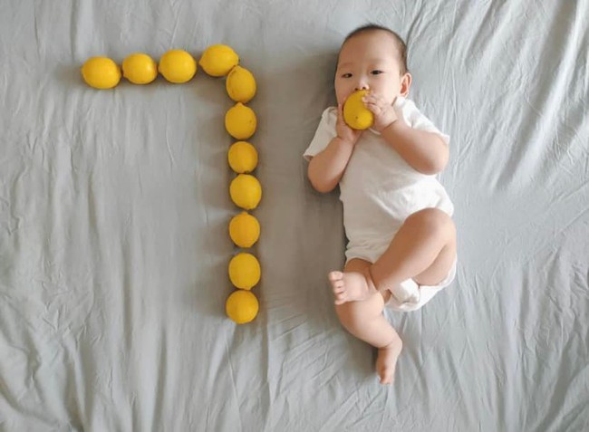 Ngắm sự thay đổi của em bé qua từng tháng bằng 12 bức ảnh, sự khác biệt giữa lúc mới sinh và 1 tuổi khiến ai nấy cười ngặt nghẽo - Ảnh 4.