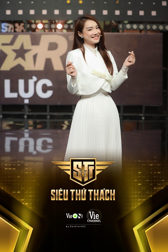 Nhã Phương hiếm hoi xuất hiện trên show truyền hình, diện đồ trắng tinh khôi kín đáo mà vẫn đẹp - Ảnh 2. Nhã Phương hiếm hoi xuất hiện trên show truyền hình, diện đồ trắng tinh khôi kín đáo mà vẫn đẹp - Ảnh 2.