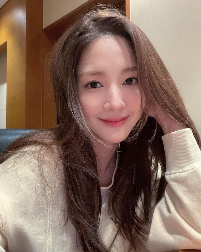 Chiêu tẩy trang mà Park Min Young luôn duy trì để có làn da căng mướt ở tuổi 35 - Ảnh 2. Chiêu tẩy trang mà Park Min Young luôn duy trì để có làn da căng mướt ở tuổi 35 - Ảnh 2.