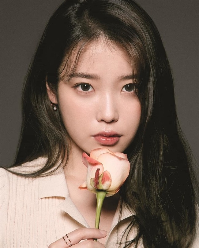 IU tái xuất màn ảnh làm thợ săn tiền thưởng, đóng cặp với sao nam &quot;Reply 1988&quot; - Ảnh 2.