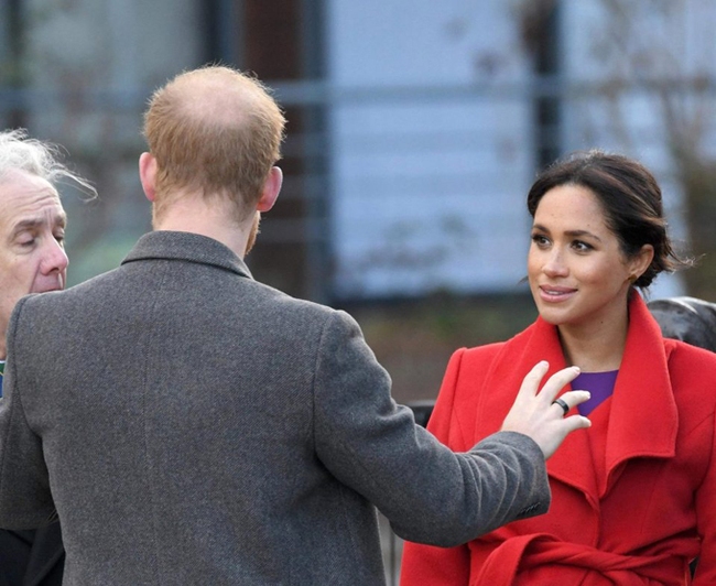 Khoảnh khắc lãng mạn của Hoàng tử Harry dành cho Meghan chẳng ngờ lại thành đề tài châm chọc với chi tiết gây cười - Ảnh 2.