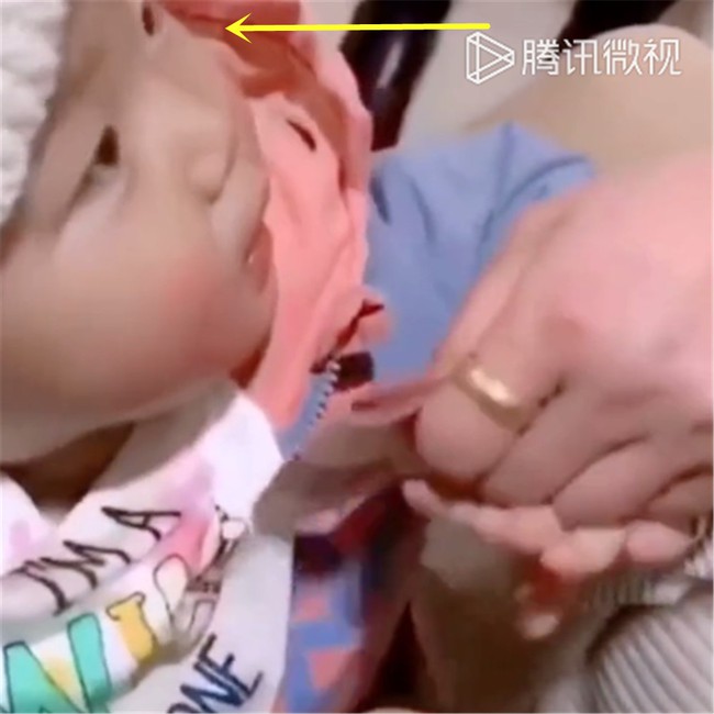 Em bé “diễn sâu” khi liên tục không nhận tiền lì xì, hành động cuối cùng khiến ai cũng phải bật cười - Ảnh 3. Em bé “diễn sâu” khi liên tục không nhận tiền lì xì, hành động cuối cùng khiến ai cũng phải bật cười - Ảnh 3.