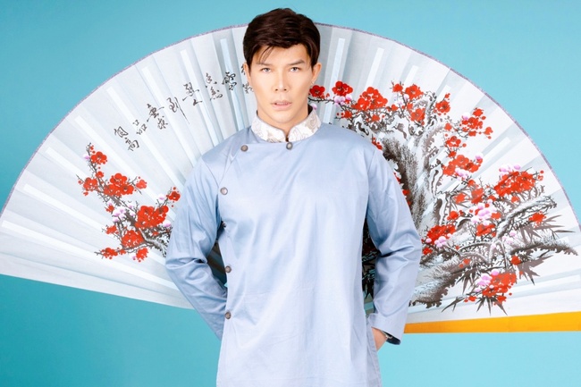 Nathan Lee ấn tượng với áo dài cách tân trong bộ ảnh mừng Xuân Nhâm Dần - Ảnh 1.