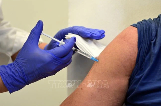 Vaccine ngừa COVID-19 của Johnson & Johnson có thể chống lây nhiễm trong 6 tháng - Ảnh 1.