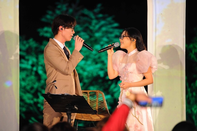 Lần đầu biểu diễn tại Đà Lạt, Phương Mỹ Chi cùng Erik đã mang đến những màn song ca trữ tình đầy ngọt ngào - Ảnh 4. Lần đầu biểu diễn tại Đà Lạt, Phương Mỹ Chi cùng Erik đã mang đến những màn song ca trữ tình đầy ngọt ngào - Ảnh 4.