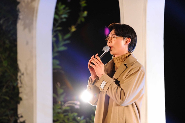 Lần đầu biểu diễn tại Đà Lạt, Phương Mỹ Chi cùng Erik đã mang đến những màn song ca trữ tình đầy ngọt ngào - Ảnh 8. Lần đầu biểu diễn tại Đà Lạt, Phương Mỹ Chi cùng Erik đã mang đến những màn song ca trữ tình đầy ngọt ngào - Ảnh 8.