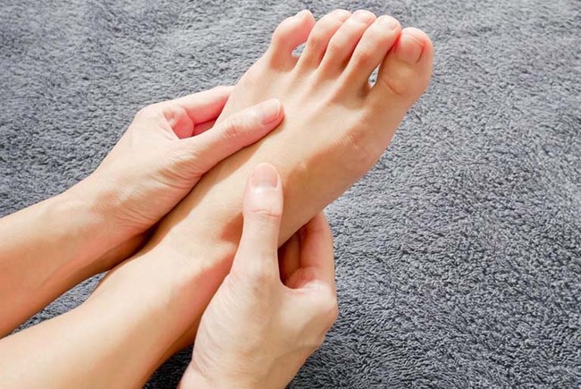 Bàn chân là trái tim thứ 2 của cơ thể: Chị em vệ sinh chân tuyệt đối không được bỏ qua 2 khu vực này để chân không bị phù nề lại luôn khỏe mạnh, sống thọ - Ảnh 2.