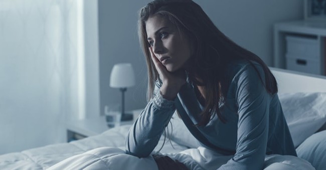 Thường xuyên thức dậy và tỉnh táo lúc nửa đêm có thể là dấu hiệu của 4 căn bệnh - Ảnh 1.