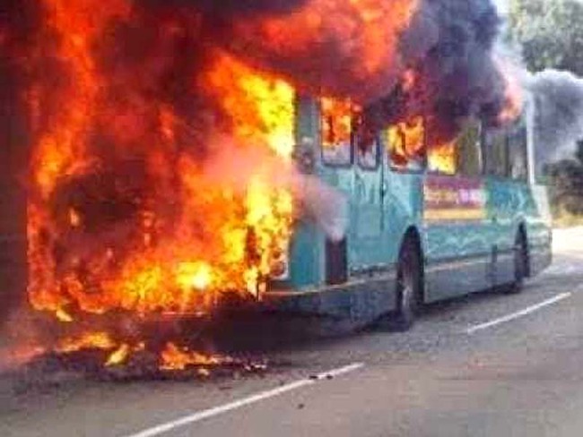 Cháy xe buýt tại Pakistan, ít nhất 17 người thiệt mạng - Ảnh 1.