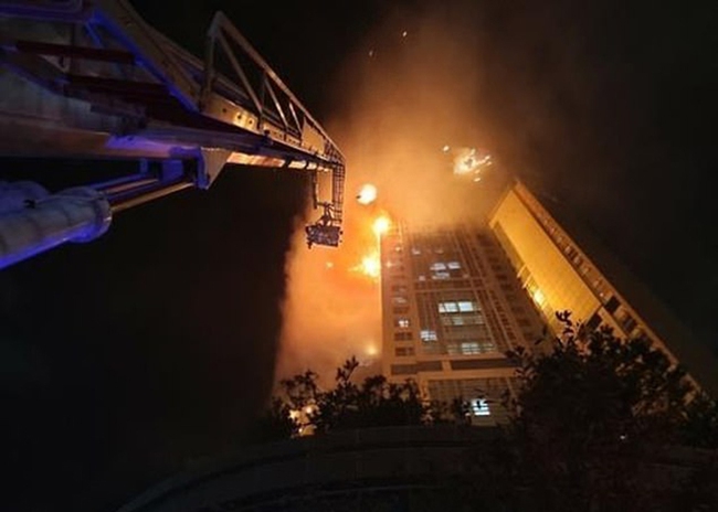 Chung cư 24 tầng ở Thổ Nhĩ Kỳ  cháy dữ dội - Ảnh 1.