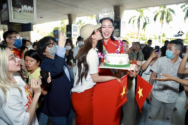 Miss Intercontinental 2022 Bảo Ngọc về nước, được Hoa hậu Mai Phương và siêu mẫu Minh Triệu ra đón - Ảnh 5.