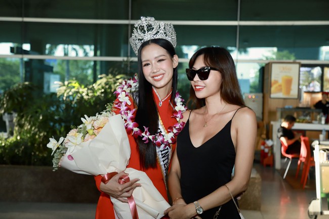 Miss Intercontinental 2022 Bảo Ngọc về nước, được Hoa hậu Mai Phương và siêu mẫu Minh Triệu ra đón - Ảnh 6.