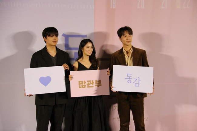 Nam chính 'Cheer Up' rạng rỡ ở họp báo phim mới, sát cánh 'tình cũ Seohyun' - Ảnh 4.