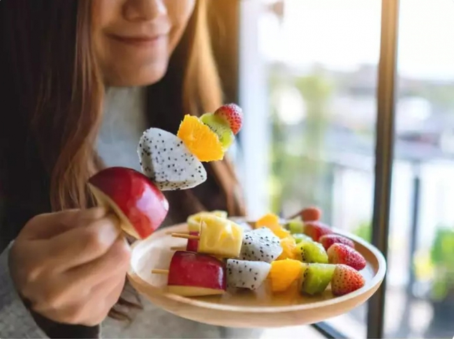 Phụ nữ ăn trái cây theo 5 cách này chẳng khác nào “rước thêm bệnh”, đã không giảm cân còn béo thêm - Ảnh 1.