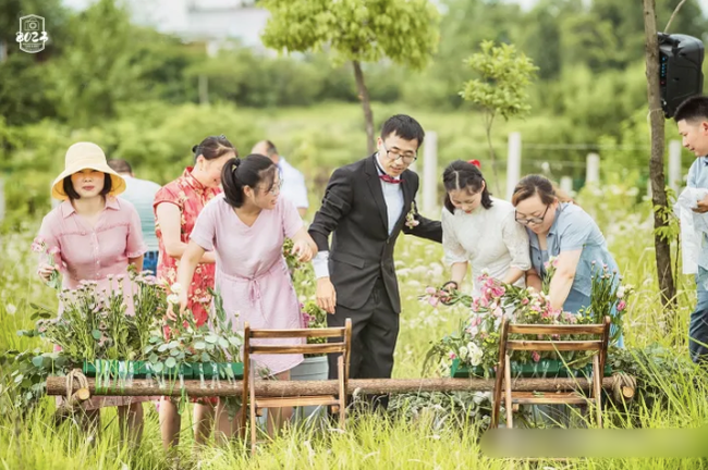 Đám cưới ngoài trời ở nông thôn, đặc biệt nhất là bó hoa cưới độc lạ - Ảnh 2.
