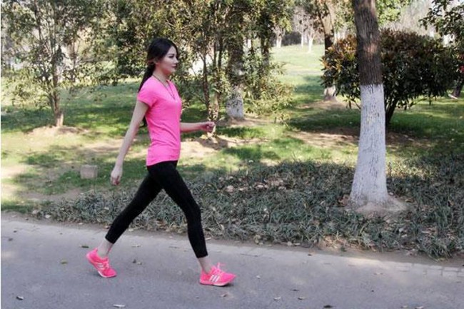 Người phụ nữ 36 tuổi kiên trì chạy 3km mỗi ngày, sau 1 năm, cơ thể thay đổi ngạc nhiên - Ảnh 1.
