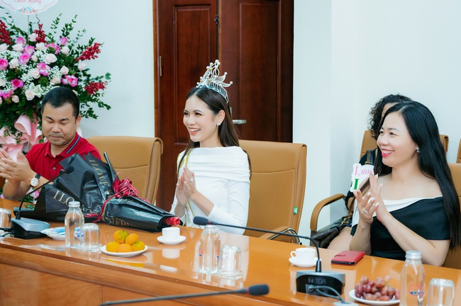 Tân Hoa hậu Du lịch Việt Nam 2022 về thăm trường nhân ngày Nhà giáo 20/11 - Ảnh 2.