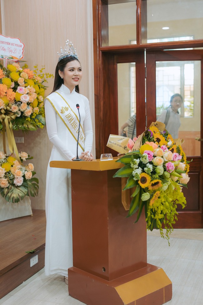 Tân Hoa hậu Du lịch Việt Nam 2022 về thăm trường nhân ngày Nhà giáo 20/11 - Ảnh 6.