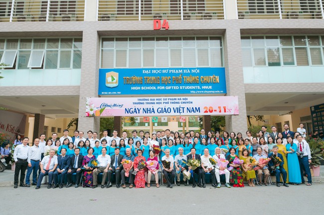 Tân Hoa hậu Du lịch Việt Nam 2022 về thăm trường nhân ngày Nhà giáo 20/11 - Ảnh 3.