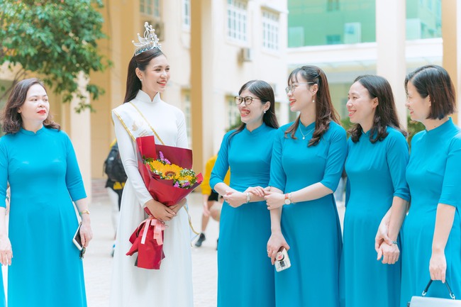 Tân Hoa hậu Du lịch Việt Nam 2022 về thăm trường nhân ngày Nhà giáo 20/11 - Ảnh 2.