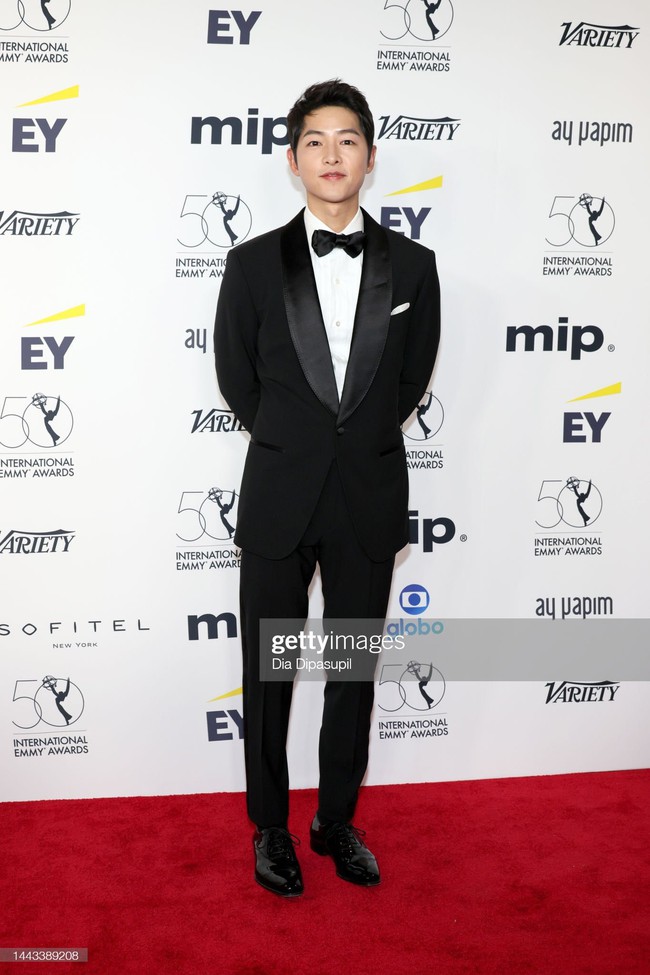 Song Joong Ki trẻ trung hội ngộ Bi Rain tại Lễ trao giải phim quốc tế Emmy - Ảnh 2.